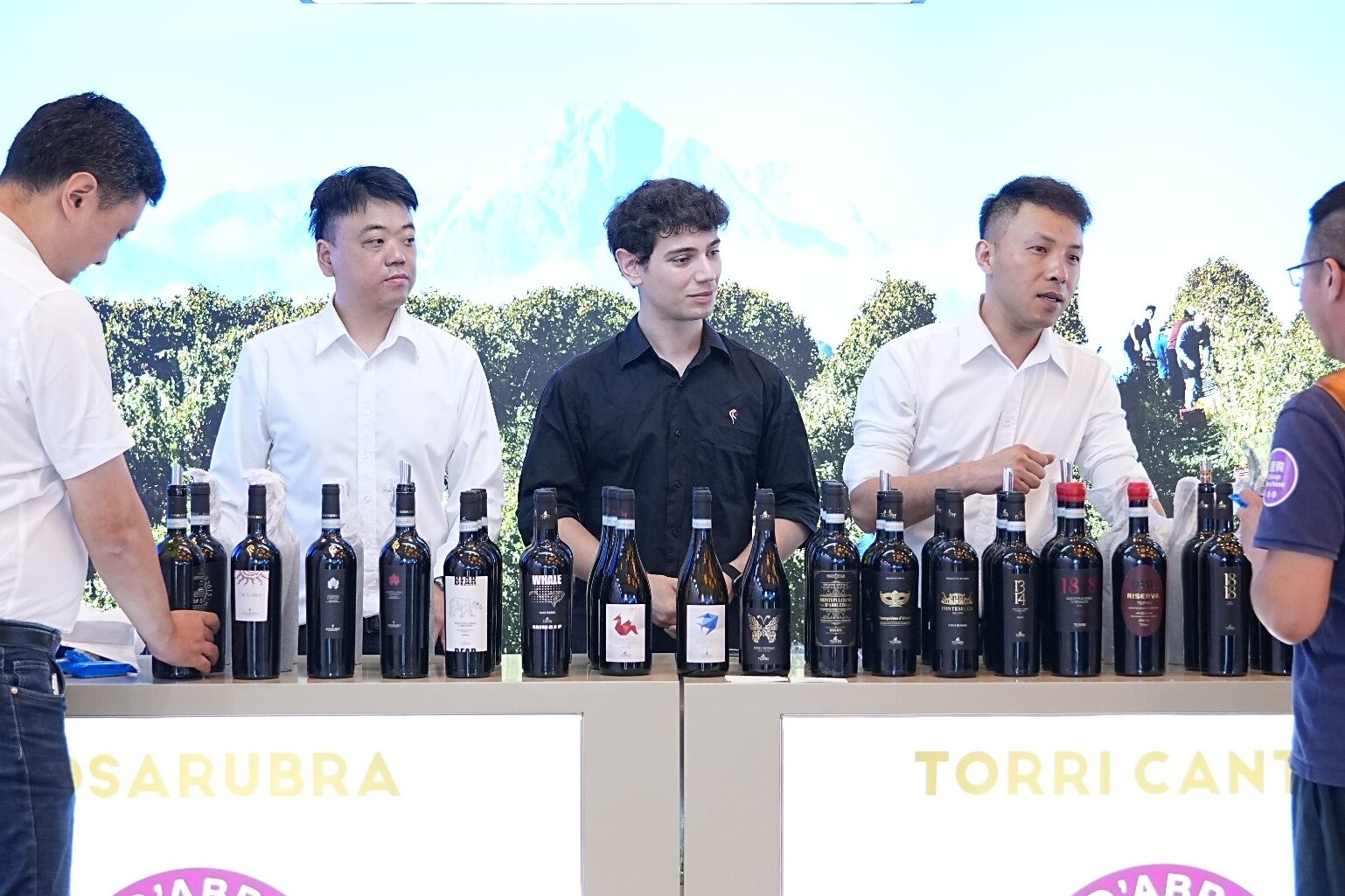 Rosarubra e Torri Cantine a Chengdu in Cina per il tour dei Vini d'Abruzzo insieme a Wine Channel 