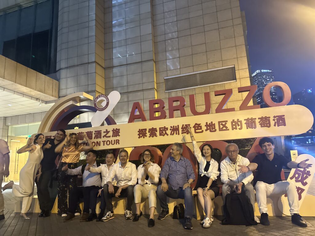 vini d'Abruzzo in Cina a Chengdu, per il tour organizzato dal Consorzio di tutela dei vini d'Abruzzo e Wine Channel - il partner per l'export del vino  in Cina 