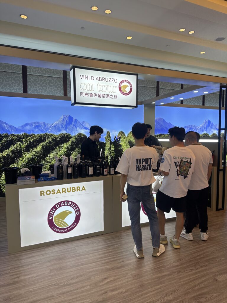 vini d'Abruzzo in Cina a Chengdu, per il tour organizzato dal Consorzio di tutela dei vini d'Abruzzo e Wine Channel - il partner per l'export del vino  in Cina 