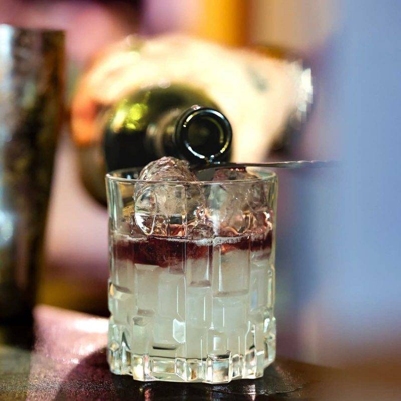 preparazione cocktail con il morellino di scansano