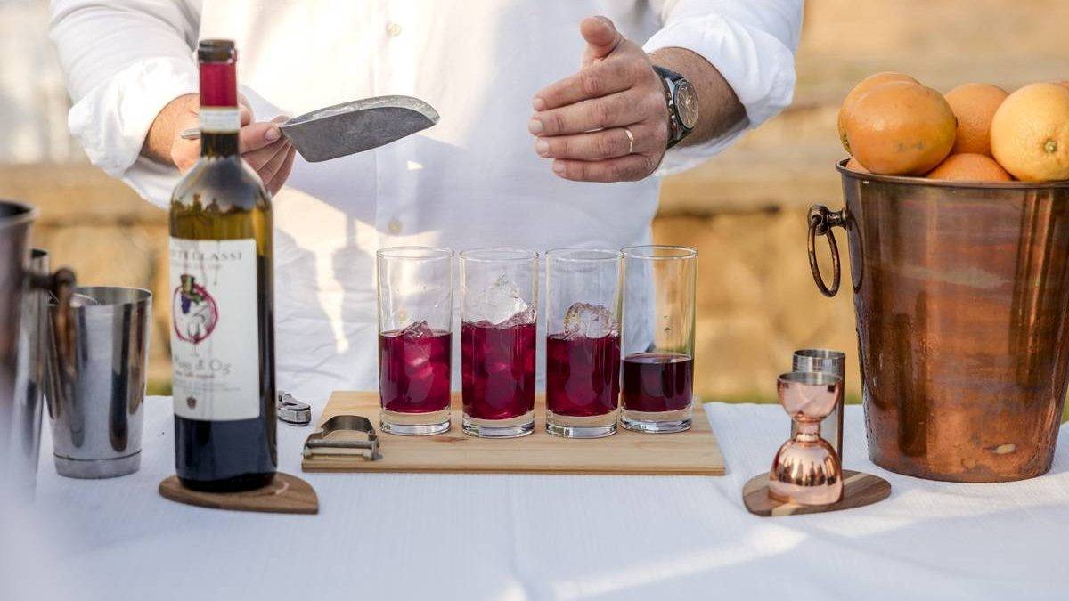 preparazione cocktail con il morellino di scansiano