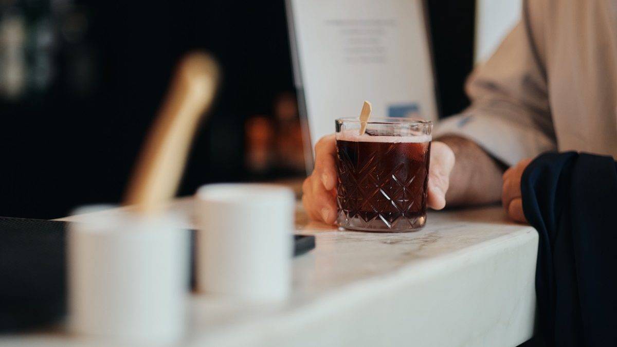 preparazione cocktail con il morellino di scansano